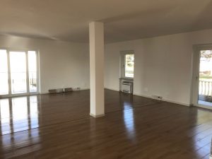 Infissi Bianchi su Sala con Parquet in Legno